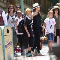 Angelina Jolie s djecom u zabavnom parku