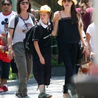 Angelina Jolie s djecom u zabavnom parku