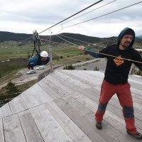 Saša Kmezić dočekuje jednog od posjetitelja