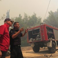 Andro Krstulović Opara pomaže vatrogascima na požarištu Sitno Donje