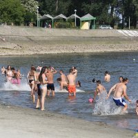 Osječani su osvježenje od vrućine pronašli u rijeci Dravi