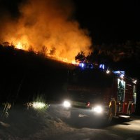 Vatrogasci u akciji gašenja požara kod Gornjeg Rupotina nedaleko od Klisa