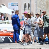 Udovica Stevea Jobsa s kćeri, dečkom i prijateljima na odmoru