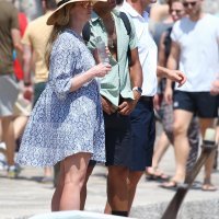 Udovica Stevea Jobsa s kćeri, dečkom i prijateljima na odmoru