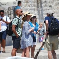 Udovica Stevea Jobsa s kćeri, dečkom i prijateljima na odmoru