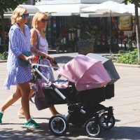 Nevena Rendeli uz majku i blizanke