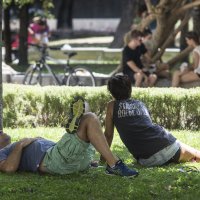 Turisti u potrazi za hladovinom i odmorom