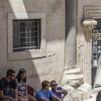 Turisti u potrazi za hladovinom i odmorom