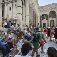 Turisti u potrazi za hladovinom i odmorom