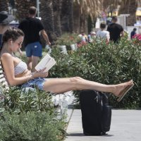 Turisti u potrazi za hladovinom i odmorom