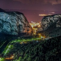 Panorama Omiša noću