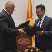 Zaev i Borisov prilikom potpisivanja dogovora