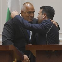Zaev i Borisov prilikom potpisivanja dogovora