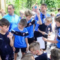 Druženje igrača Dinama s navijačima ispred nastambe lavova u ZOO-u (5)