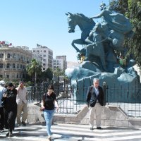 Dizdarević ispred spomenika Saladinu u Damasku 2009. godine