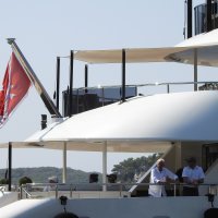 Novozelandski milijunaš Neville Crichton u društvu supruge plovi Jadranom