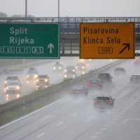 Zbog smjene turista i obilne kiše, na autocesti se stvaraju kolone