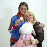 Sandra Perković vratila se sa zlatom - mama Vesna i plišana lutka