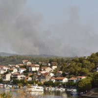 Vojska stigla u pomoć vatrogascima na požarištu Zaton-Raslina