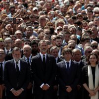 Zamjenica premijera Soraya Saenz de Santamaria, premijer Mariano Rajoy, španjolski kralj Felipe VI, predsjednik Katalonije Carles Puigdemont, gradonačelnica Barcelone Ada Colau i ministar unutarnjih poslova Juan Ignacio Zoido