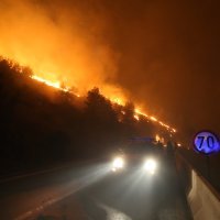 Vatrogasci se bore s vatrenom stihijom i burom