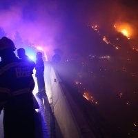 Vatrogasci se bore s vatrenom stihijom i burom