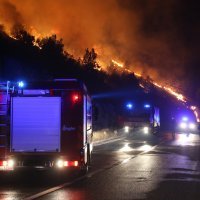 Vatrogasci se bore s vatrenom stihijom i burom