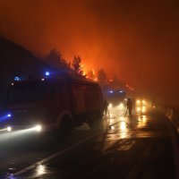Vatrogasci se bore s vatrenom stihijom i burom