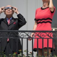 Obitelj Trump gleda pomrčinu Sunca