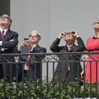 Obitelj Trump gleda pomrčinu Sunca