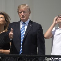 Obitelj Trump gleda pomrčinu Sunca