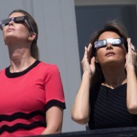 Obitelj Trump gleda pomrčinu Sunca