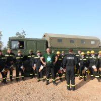 Vatrogasci nakon naporne noći odmaraju i pripremaju se za još jedan dan borbe s vatrom
