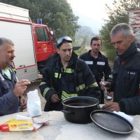 Vatrogasci nakon naporne noći odmaraju i pripremaju se za još jedan dan borbe s vatrom