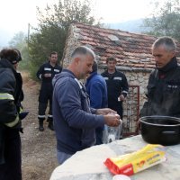 Vatrogasci nakon naporne noći odmaraju i pripremaju se za još jedan dan borbe s vatrom