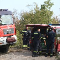 Vatrogasci nakon naporne noći odmaraju i pripremaju se za još jedan dan borbe s vatrom