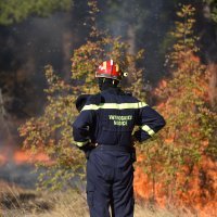Vatrogasci dogašavaju požar koji je tijekom jučerašnjeg dana prijetio kućama