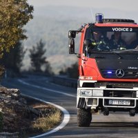 Vatrogasci dogašavaju požar koji je tijekom jučerašnjeg dana prijetio kućama