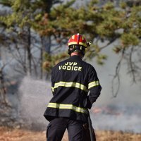Vatrogasci dogašavaju požar koji je tijekom jučerašnjeg dana prijetio kućama