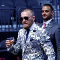 Conor McGregor na konferenciji s čašom whiskeya u ruci (02)