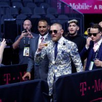 Conor McGregor na konferenciji s čašom whiskeya u ruci (04)