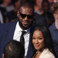 LeBron james u društvu supruge
