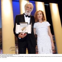 Isabelle Huppert 2009. u Cannesu gdje je kao predsjednica žirija Hanekeu uručila Zlatnu palmu za film 'Bijela vrpca'