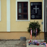 Ploča HOS-a u Jasenovcu