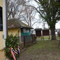 Ploča HOS-a u Jasenovcu