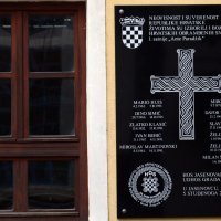 Ploča HOS-a u Jasenovcu