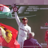 Lewis Hamilton na postolju