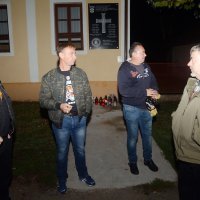 Pripadnici HOS-a kod ploče u Jasenovcu