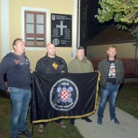 Pripadnici HOS-a kod ploče u Jasenovcu