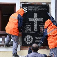 Radnici skidaju ploču s natpisom 'Za dom spremni' u Jasenovcu